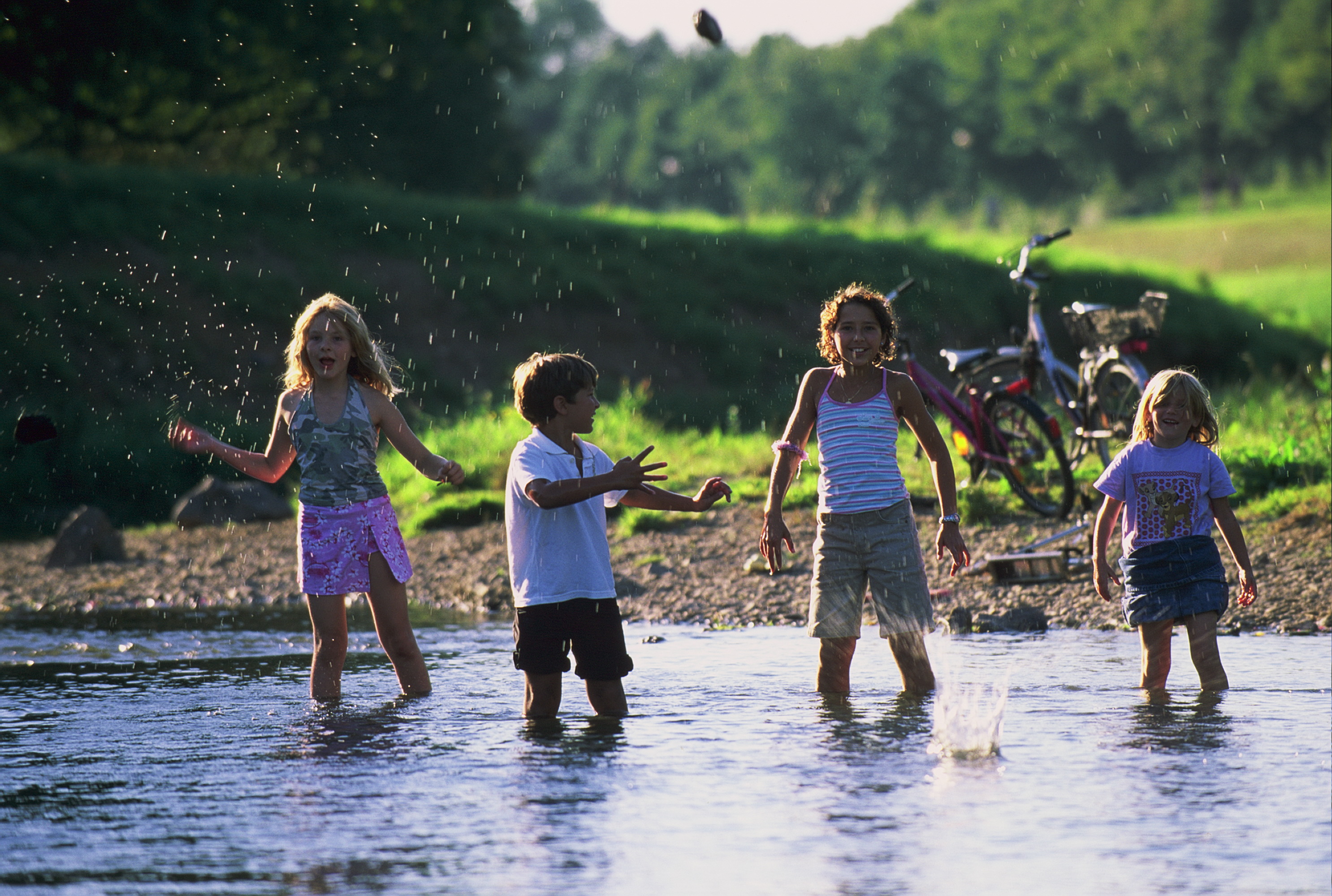 Kinder spielen am Wasser