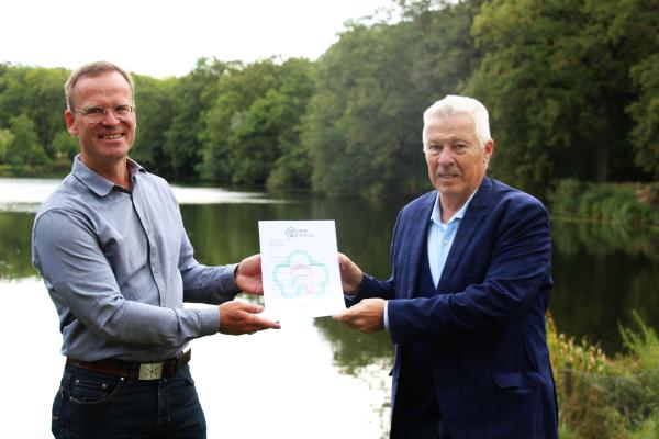 Foto Ubergabe Urkunde Prof. Erdmann Und Molls 